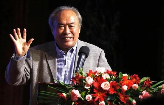 到了5月份，在带领红魔赢得足总杯冠军的两天后，范加尔被解雇了。